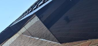 Dakoverstek bekleden met aluminium composiet platen – modern, duurzaam en eenvoudig gemonteerd