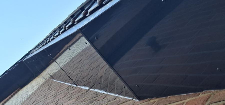 Dakoverstek bekleden met aluminium composiet platen – modern, duurzaam en eenvoudig gemonteerd