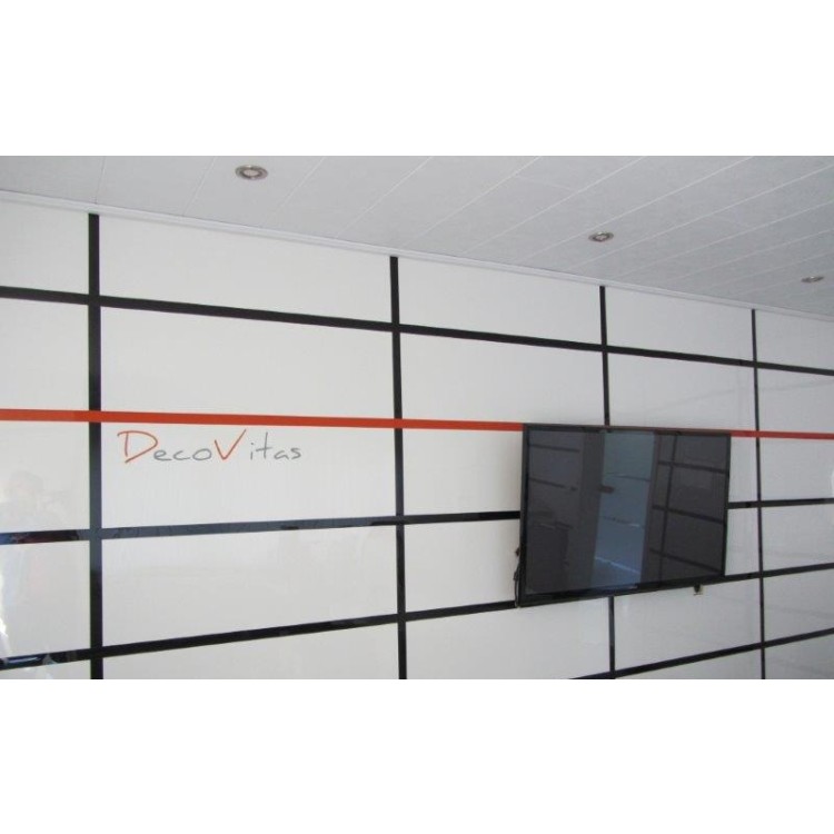 Onze DecoVitas decorplaten in SnowWhite met 3mm dikte voor whiteboards met pianolakglans