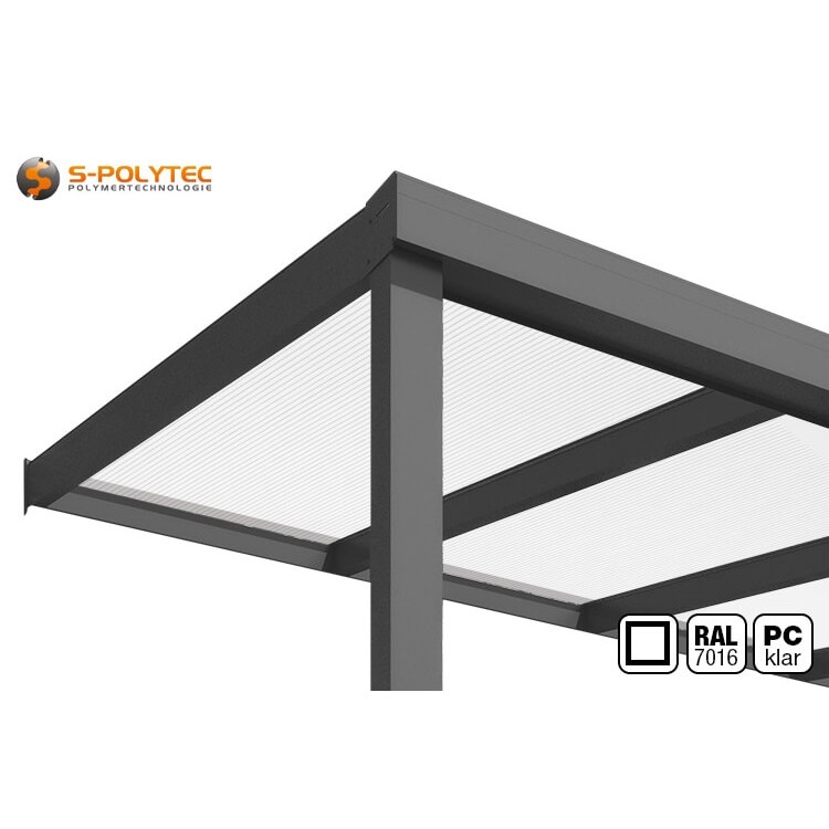 Terrasdak in RAL7016 (antracietgrijs) met hoekige aluminium profielen en transparante polycarbonaatplaten met dubbele huid