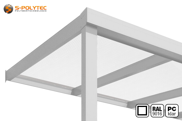 Terrasdak in RAL9016 (verkeerswit) met hoekige aluminium profielen en polycarbonaat dubbelwandige transparante platen