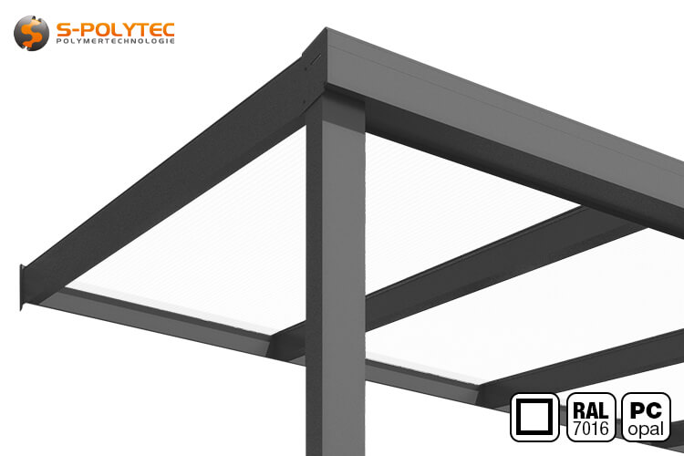 Terrasdak in antracietgrijs (RAL 7016) met hoekige aluminium profielen en opaal polycarbonaat 
