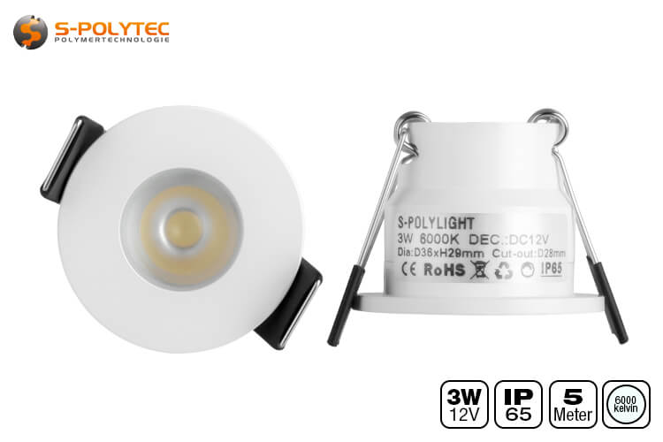 De 5M-aansluitkabels hebben stofdichte en waterdichte schroefconnectoren voor de LED-spots