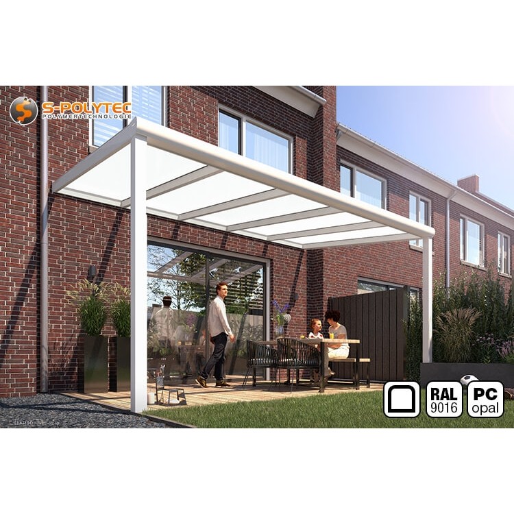 De afgeronde terrasdak op maat gemaakt in wit met 16 mm polycarbonaat dubbelwandige plaat in matglaslook