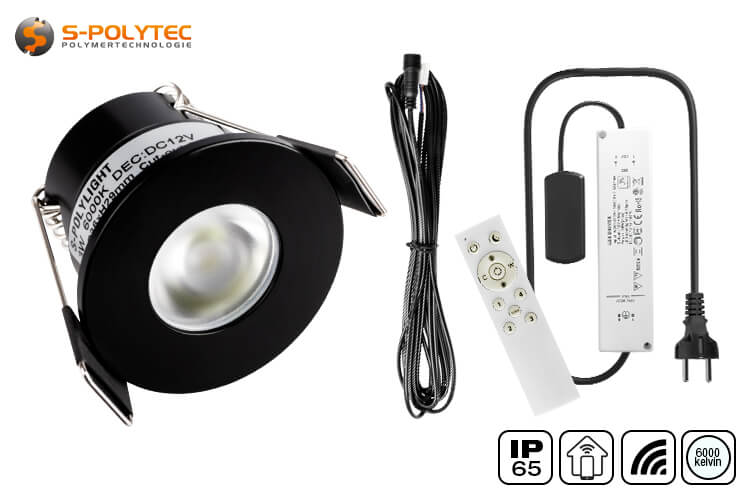 De set bevat zwarte LED's met koud wit licht, een SmartHome-controller en alle kabels
