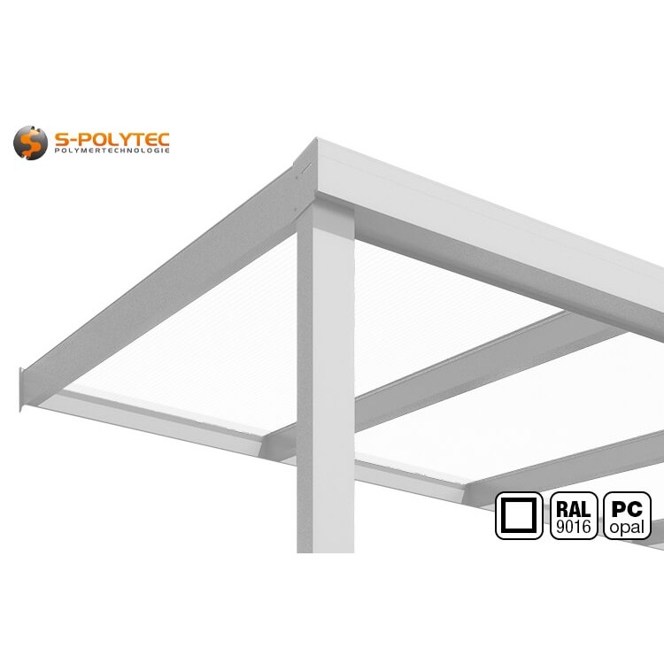 Aluminium terrasdak in wit (RAL 9016) met hoekige profielvorm en opalen polycarbonaat dubbelwandige platen
