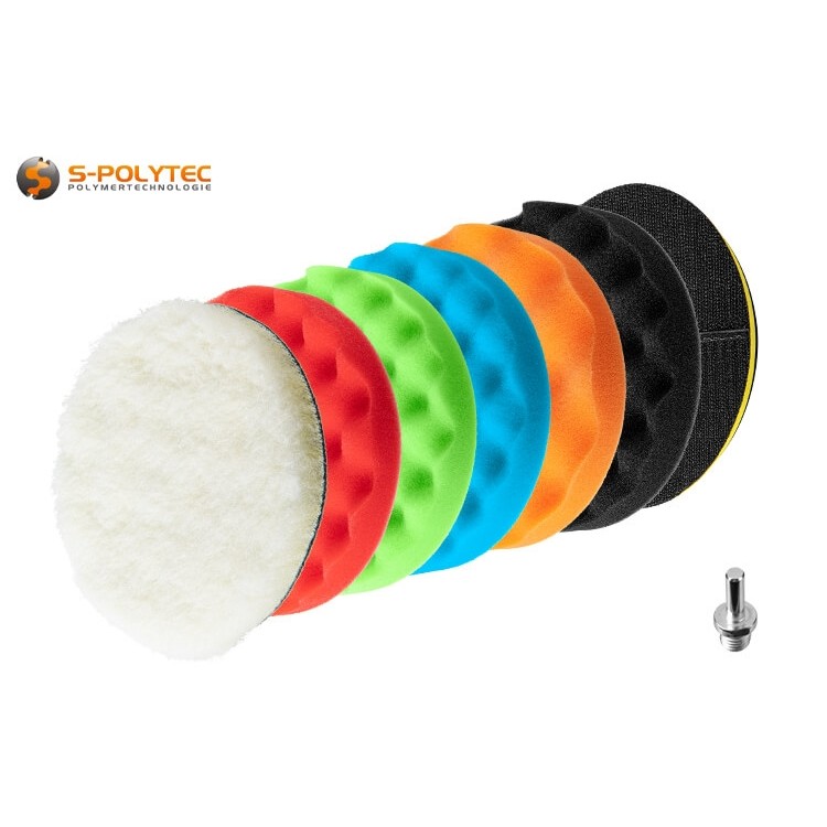 De verschillende gekleurde polijstsponzen hebben verschillende sterktes van superzacht tot ruw