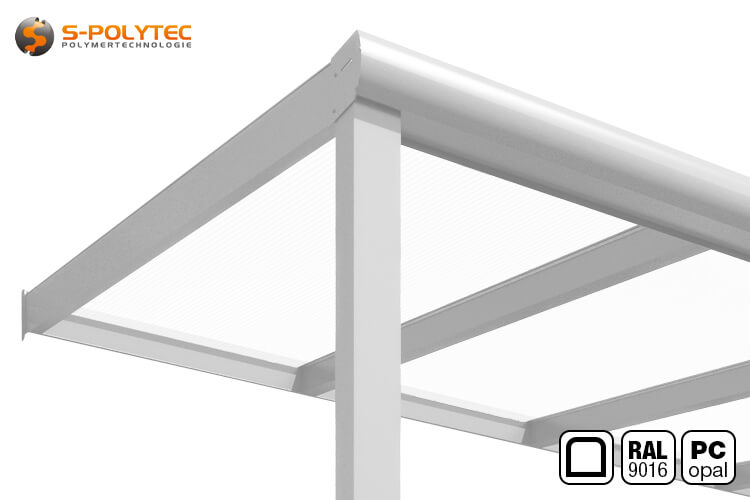 Aluminium terrasdak in wit (RAL 9016) met afgeronde profielvorm en opalen polycarbonaat dubbelwandige platen