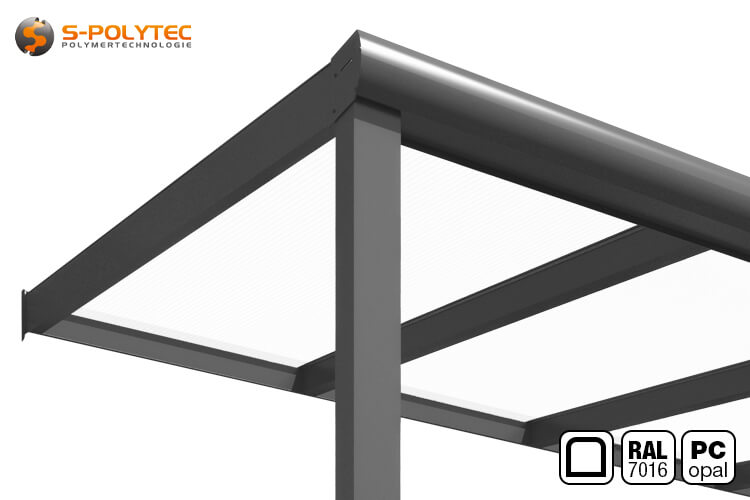 Terrasdak in antracietgrijs (RAL 7016) met afgeronde aluminium profielen en opaal polycarbonaat