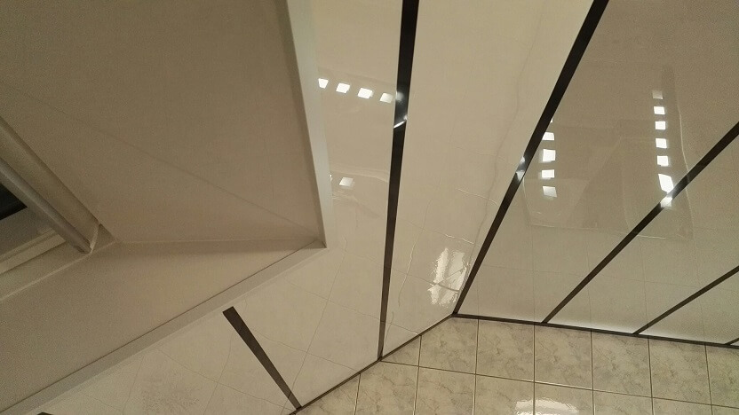 Badkamerplafond in hoogglans