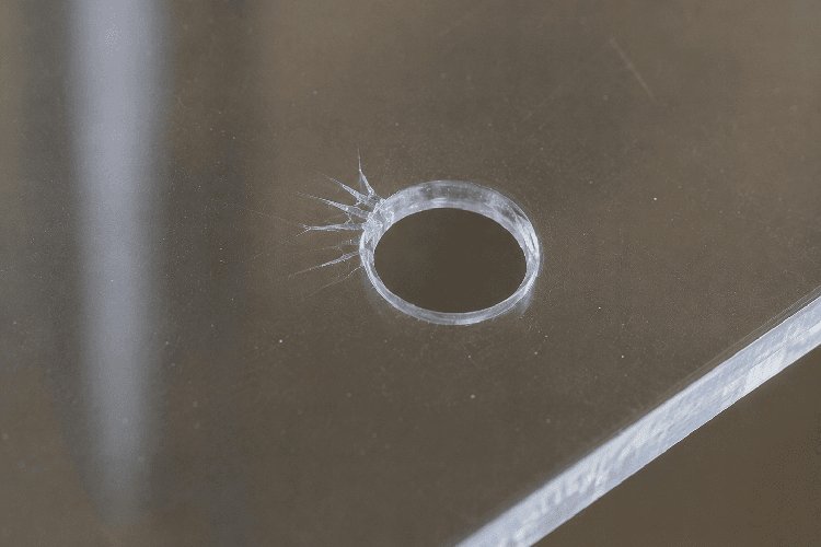 Spanningsscheur van het boorgat tot aan de rand van een acrylglasplaat