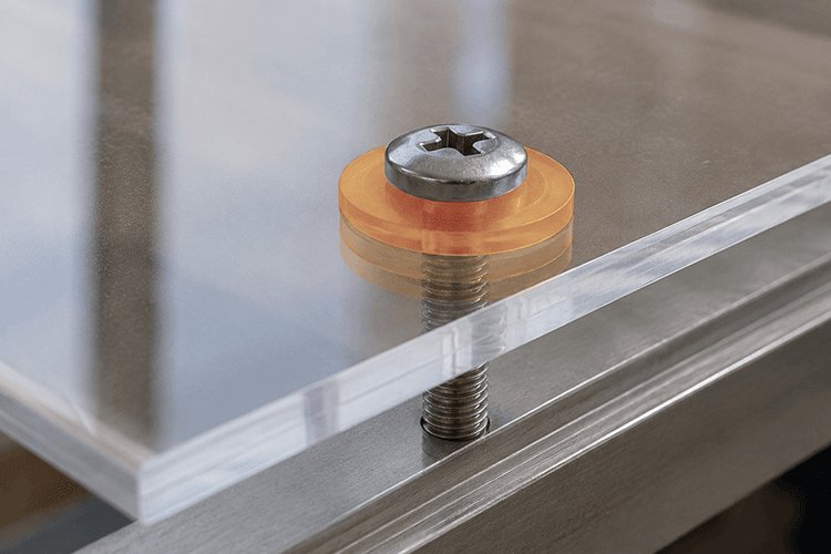 Acrylglasplaat bevestigen met een schroef en drukverdelende afdichtring