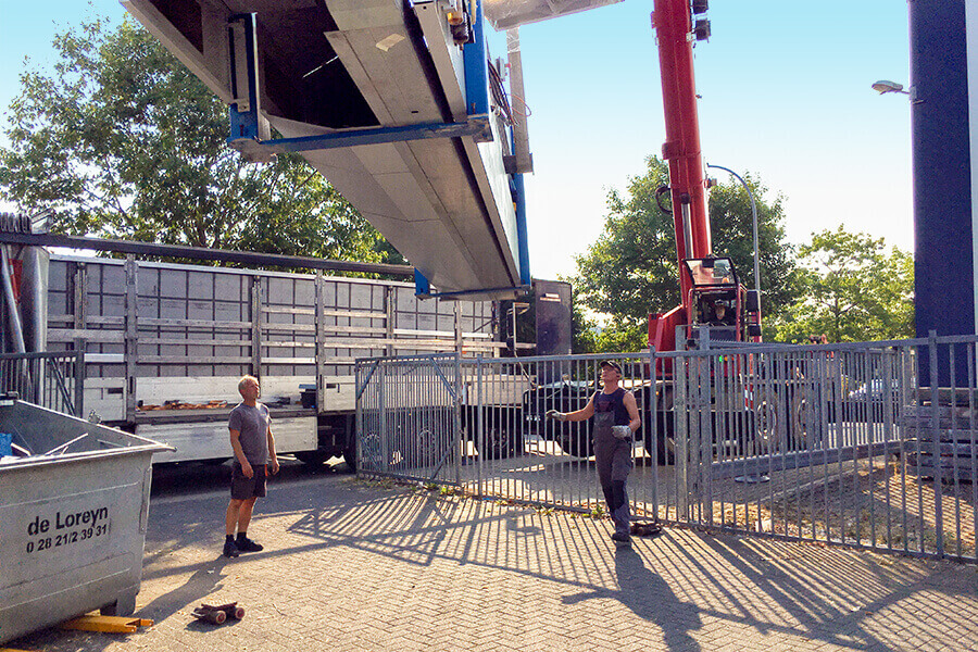 Lossen van de nieuwe platenzaag van S-Polytec