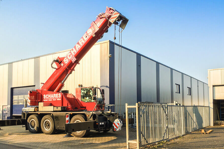 Autolaadkraan voor het laden van de nieuwe platenzaag van S-Polytec