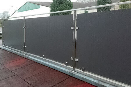 Balkonbekleding van weerbestendig, grijze HPL platen van S-Polytec