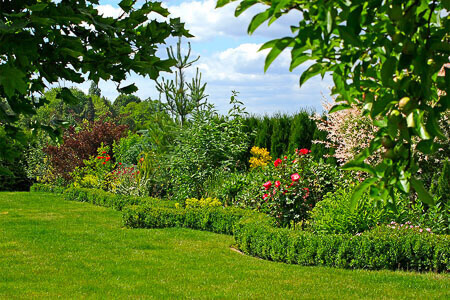 Eengezins tuin met bloembed - wortelbarrière, gazonrand van polyethyleen