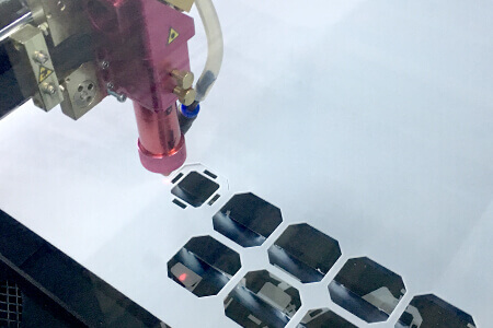 Onze laser voor het snijden van kleine dichtingen uit kunststofplaten