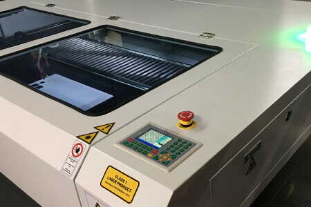 De besturingseenheid van onze nieuwe laser bij lasersnijden in bedrijf