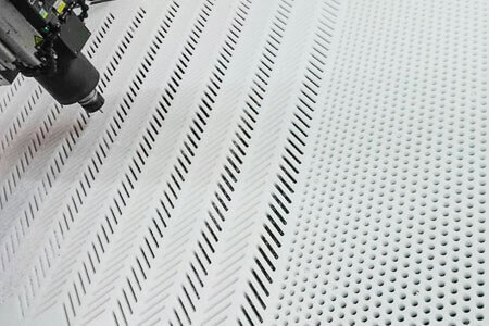 CNC-frezen van een geperforeerde plaat met lange gaten gemaakt van wit kunststof