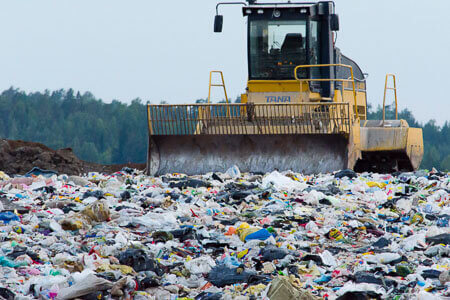Plastic afval op stortplaatsen vergaat nooit en is schadelijk voor het milieu