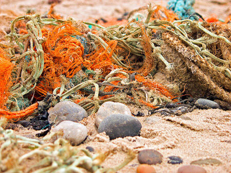 Plastic afval vervuilt stranden, zeeën en schaadt het milieu