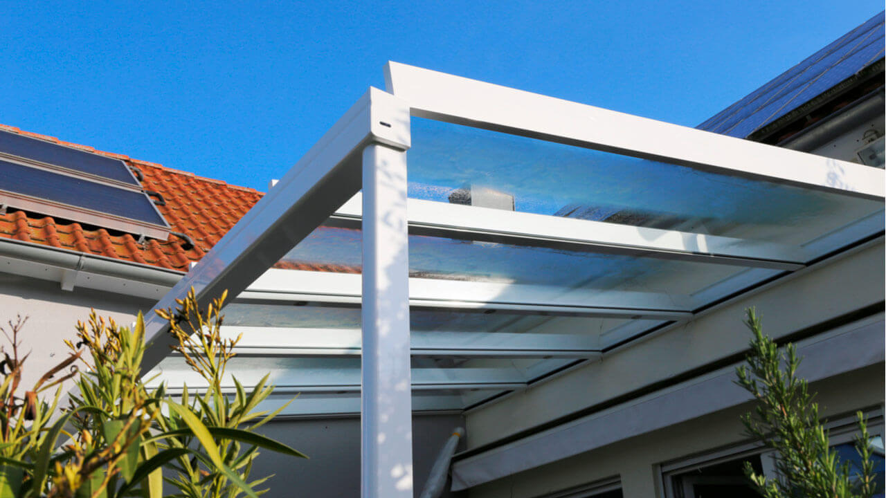 Voorbeeld van een terrasoverkapping uit polycarbonaat - bron www.hausundgarten-profi.de