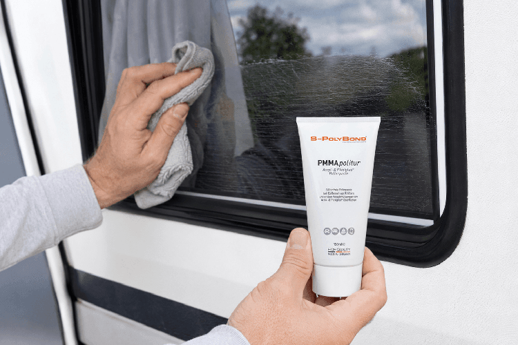 Wohnwagenfenster aus Acrylglas polieren
